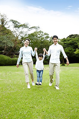 포토 JPG 주간 전신 나무 식물 구름 공원 여자 남자 딸 행복 어린이 여행 가족 놀이 하늘 엄마 휴가 가족여행 한국 남매 서기 미소 웃음 사람 소녀 소년 잔디 성인 야외 세명 30대 제주도 소풍 걷기 손잡기 화목 산책 유치원생 한국인 자녀 아빠 숲속 숲 가족사진 비자림 국내포토 자연요소 공공시설 감정 아시아 컨셉 관계 모션 휴식 표정 동양인 장년 야외활동 파일형식 단체사진