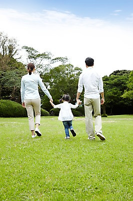 포토 JPG 주간 전신 나무 식물 구름 공원 여자 남자 딸 행복 어린이 여행 가족 하늘 엄마 휴가 가족여행 한국 남매 서기 사람 소녀 소년 잔디 성인 야외 뒷모습 세명 30대 제주도 소풍 걷기 손잡기 화목 산책 유치원생 한국인 자녀 아빠 숲속 숲 가족사진 비자림 국내포토 자연요소 공공시설 감정 아시아 뷰포인트 컨셉 관계 모션 휴식 동양인 장년 야외활동 파일형식 단체사진