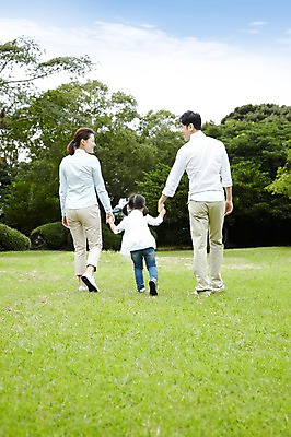 포토 JPG 주간 전신 나무 식물 구름 공원 여자 남자 딸 행복 어린이 여행 가족 하늘 엄마 휴가 가족여행 한국 남매 서기 미소 웃음 사람 소녀 소년 잔디 성인 야외 뒷모습 세명 30대 제주도 소풍 걷기 손잡기 화목 산책 유치원생 한국인 자녀 아빠 숲속 숲 가족사진 비자림 국내포토 자연요소 공공시설 감정 아시아 뷰포인트 컨셉 관계 모션 휴식 표정 동양인 장년 야외활동 파일형식 단체사진