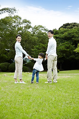 포토 JPG 주간 전신 나무 식물 구름 공원 여자 남자 딸 행복 어린이 여행 가족 하늘 엄마 휴가 가족여행 한국 남매 서기 미소 웃음 사람 소녀 소년 잔디 성인 야외 뒷모습 세명 30대 제주도 소풍 손잡기 화목 산책 유치원생 한국인 자녀 뒤돌아보기 아빠 숲속 숲 가족사진 비자림 국내포토 자연요소 공공시설 감정 아시아 뷰포인트 컨셉 관계 모션 휴식 표정 동양인 장년 야외활동 파일형식 단체사진