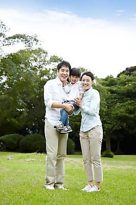 포토 JPG 주간 전신 나무 식물 구름 공원 여자 남자 딸 행복 어린이 여행 가족 안기 하늘 엄마 휴가 가족여행 한국 남매 서기 미소 웃음 사람 소녀 소년 잔디 성인 야외 세명 30대 제주도 소풍 화목 산책 유치원생 한국인 자녀 아빠 숲속 숲 가족사진 비자림 국내포토 자연요소 공공시설 감정 아시아 컨셉 관계 모션 휴식 표정 동양인 장년 야외활동 파일형식 단체사진