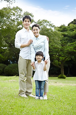 포토 JPG 주간 전신 나무 식물 구름 공원 여자 남자 딸 행복 어린이 여행 가족 하늘 엄마 휴가 가족여행 한국 남매 서기 미소 웃음 사람 소녀 소년 잔디 성인 야외 세명 30대 제주도 소풍 화목 산책 유치원생 한국인 자녀 아빠 숲속 숲 가족사진 비자림 국내포토 자연요소 공공시설 감정 아시아 컨셉 관계 모션 휴식 표정 동양인 장년 야외활동 파일형식 단체사진