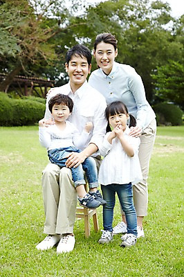 포토 JPG 주간 전신 나무 식물 공원 여자 남자 딸 행복 아들 어린이 여행 다수 의자 가족 안기 엄마 휴가 가족여행 한국 남매 서기 미소 웃음 사람 앉기 소녀 소년 잔디 여러명 성인 야외 30대 제주도 소풍 화목 산책 유치원생 한국인 자녀 아빠 숲속 숲 가족사진 비자림 국내포토 자연요소 공공시설 감정 아시아 가구 컨셉 관계 모션 휴식 표정 동양인 장년 야외활동 파일형식 단체사진