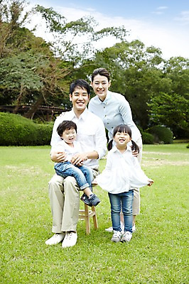 포토 JPG 주간 전신 나무 식물 구름 공원 여자 남자 딸 행복 아들 어린이 여행 다수 의자 가족 안기 하늘 엄마 휴가 가족여행 한국 남매 서기 미소 웃음 사람 앉기 소녀 소년 잔디 여러명 성인 야외 30대 제주도 소풍 화목 산책 유치원생 한국인 자녀 아빠 숲속 숲 가족사진 비자림 국내포토 자연요소 공공시설 감정 아시아 가구 컨셉 관계 모션 휴식 표정 동양인 장년 야외활동 파일형식 단체사진