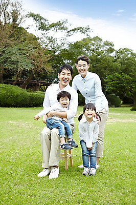 포토 JPG 주간 전신 나무 식물 구름 공원 여자 남자 딸 행복 아들 어린이 여행 다수 의자 가족 안기 하늘 엄마 휴가 가족여행 한국 남매 서기 미소 웃음 사람 앉기 소녀 소년 잔디 여러명 성인 야외 30대 제주도 소풍 화목 산책 유치원생 한국인 자녀 아빠 숲속 숲 가족사진 비자림 국내포토 자연요소 공공시설 감정 아시아 가구 컨셉 관계 모션 휴식 표정 동양인 장년 야외활동 파일형식 단체사진