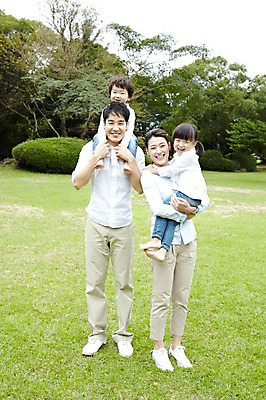 포토 JPG 주간 전신 나무 식물 공원 여자 남자 딸 행복 아들 어린이 여행 다수 가족 안기 엄마 휴가 가족여행 한국 남매 서기 미소 웃음 사람 소녀 소년 잔디 여러명 성인 야외 30대 제주도 소풍 화목 산책 유치원생 한국인 자녀 목말 아빠 숲속 숲 비자림 국내포토 자연요소 공공시설 감정 아시아 컨셉 관계 모션 휴식 표정 동양인 장년 야외활동 파일형식