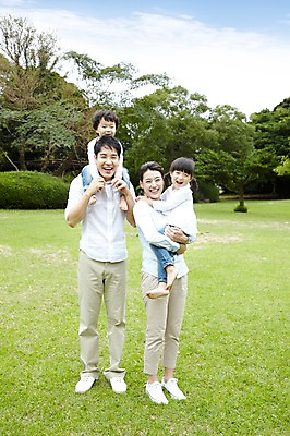 포토 JPG 주간 전신 나무 식물 구름 공원 여자 남자 딸 행복 아들 어린이 여행 다수 가족 안기 하늘 엄마 휴가 가족여행 한국 남매 서기 미소 웃음 사람 소녀 소년 잔디 여러명 성인 야외 30대 제주도 소풍 화목 산책 유치원생 한국인 자녀 목말 아빠 숲속 숲 비자림 국내포토 자연요소 공공시설 감정 아시아 컨셉 관계 모션 휴식 표정 동양인 장년 야외활동 파일형식