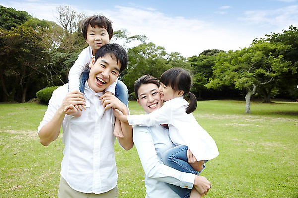 포토 JPG 주간 나무 공원 여자 남자 딸 행복 아들 어린이 여행 가족 안기 하늘 엄마 휴가 가족여행 서기 웃음 사람 소녀 소년 잔디 여러명 성인 야외 30대 제주도 소풍 화목 유치원생 한국인 목말 아빠 숲 비자림 국내포토 자연요소 식물 공공시설 감정 다수 컨셉 관계 모션 한국 표정 동양인 장년 야외활동 파일형식