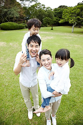 포토 JPG 주간 전신 나무 식물 공원 여자 남자 딸 행복 아들 어린이 여행 다수 가족 안기 엄마 휴가 가족여행 한국 남매 서기 미소 웃음 사람 소녀 소년 잔디 여러명 성인 야외 30대 하이앵글 제주도 소풍 화목 산책 유치원생 한국인 자녀 목말 아빠 숲속 숲 비자림 국내포토 자연요소 공공시설 감정 아시아 뷰포인트 컨셉 관계 모션 휴식 표정 동양인 장년 야외활동 파일형식