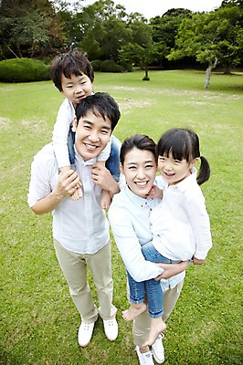 포토 JPG 주간 전신 나무 식물 공원 여자 남자 딸 행복 아들 어린이 여행 다수 가족 안기 엄마 휴가 가족여행 한국 남매 서기 미소 웃음 사람 소녀 소년 잔디 여러명 성인 야외 30대 하이앵글 제주도 소풍 화목 산책 유치원생 한국인 자녀 목말 아빠 숲속 숲 비자림 국내포토 자연요소 공공시설 감정 아시아 뷰포인트 컨셉 관계 모션 휴식 표정 동양인 장년 야외활동 파일형식