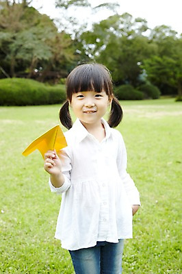포토 JPG 주간 나무 식물 라이프스타일 공원 여자 딸 어린이라이프 아시아 어린이 여행 자연 놀이 휴가 한국 한명 서기 미소 웃음 들기 사람 동양인 소녀 잔디 야외 앞모습 아웃포커스 장난감 제주도 소풍 놀이용품 산책 유치원생 한국인 숲속 숲 종이비행기 순수 즐거움 상쾌 비자림 종이접기 비행기놀이 여자만 여자한명만 어린이만 소녀만 소녀한명만 국내포토 자연요소 1 공공시설 감정 나라 종이 뷰포인트 컨셉 가족 모션 휴식 촬영기법 표정 인종 생활 야외활동 오브젝트 생태계 접기 파일형식