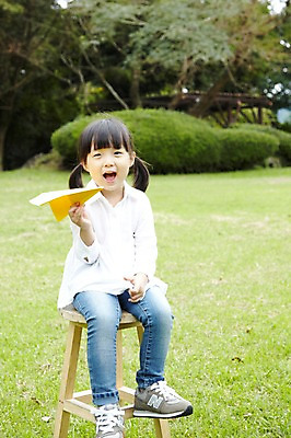 포토 JPG 주간 전신 나무 식물 라이프스타일 공원 여자 딸 어린이라이프 아시아 어린이 여행 의자 자연 놀이 휴가 한국 한명 미소 웃음 들기 사람 앉기 동양인 소녀 잔디 야외 앞모습 아웃포커스 장난감 제주도 소풍 놀이용품 산책 유치원생 한국인 숲속 숲 종이비행기 순수 즐거움 상쾌 비자림 종이접기 비행기놀이 여자만 여자한명만 어린이만 소녀만 소녀한명만 국내포토 자연요소 1 공공시설 감정 나라 종이 뷰포인트 가구 컨셉 가족 모션 휴식 촬영기법 표정 인종 생활 야외활동 오브젝트 생태계 접기 파일형식