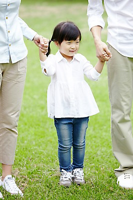 포토 JPG 전신 나무 식물 공원 여자 남자 딸 행복 어린이 여행 가족 엄마 휴가 가족여행 한국 서기 사람 소녀 잔디 성인 야외 아웃포커스 세명 30대 부모 제주도 소풍 손잡기 화목 산책 유치원생 한국인 자녀 아빠 숲속 숲 국내포토 공공시설 감정 아시아 컨셉 관계 모션 휴식 촬영기법 동양인 장년 야외활동 파일형식