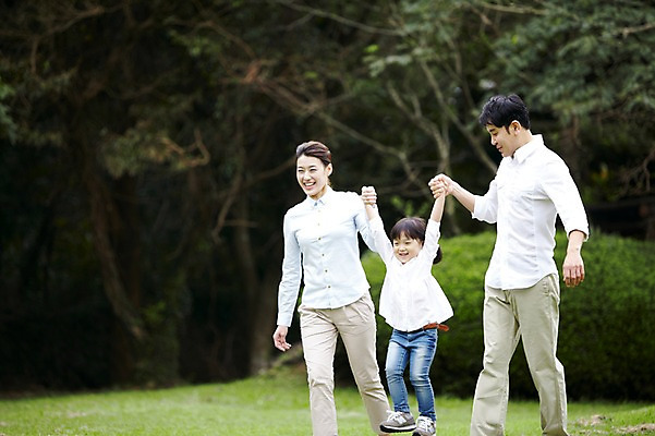 포토 JPG 주간 전신 나무 식물 공원 여자 남자 딸 행복 어린이 여행 가족 엄마 휴가 가족여행 한국 서기 미소 웃음 사람 소녀 잔디 성인 야외 아웃포커스 세명 30대 제주도 소풍 걷기 손잡기 화목 산책 유치원생 한국인 자녀 아빠 숲속 숲 비자림 국내포토 자연요소 공공시설 감정 아시아 컨셉 관계 모션 휴식 촬영기법 표정 동양인 장년 야외활동 파일형식