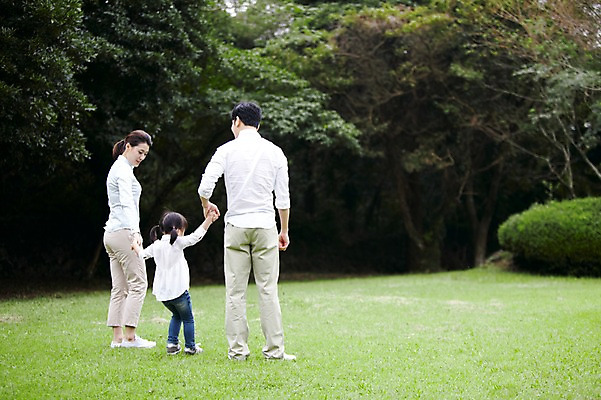 포토 JPG 주간 전신 나무 식물 공원 여자 남자 딸 행복 어린이 여행 가족 엄마 휴가 가족여행 한국 서기 사람 소녀 잔디 성인 야외 뒷모습 세명 30대 제주도 소풍 걷기 손잡기 화목 산책 유치원생 한국인 자녀 아빠 숲속 숲 비자림 국내포토 자연요소 공공시설 감정 아시아 뷰포인트 컨셉 관계 모션 휴식 동양인 장년 야외활동 파일형식