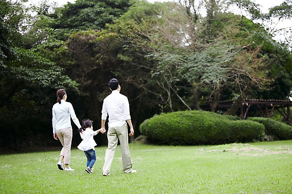 포토 JPG 주간 전신 나무 식물 공원 여자 남자 딸 행복 어린이 여행 가족 엄마 휴가 가족여행 한국 서기 사람 소녀 잔디 성인 야외 뒷모습 세명 30대 제주도 소풍 걷기 손잡기 화목 산책 유치원생 한국인 자녀 아빠 숲속 숲 비자림 국내포토 자연요소 공공시설 감정 아시아 뷰포인트 컨셉 관계 모션 휴식 동양인 장년 야외활동 파일형식