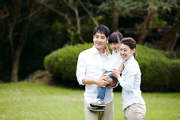 포토 JPG 주간 나무 식물 공원 여자 남자 딸 행복 어린이 여행 가족 안기 엄마 휴가 가족여행 한국 서기 미소 웃음 사람 소녀 잔디 성인 야외 아웃포커스 세명 30대 제주도 소풍 화목 산책 유치원생 한국인 자녀 아빠 숲속 숲 가족사진 비자림 국내포토 자연요소 공공시설 감정 아시아 컨셉 관계 모션 휴식 촬영기법 표정 동양인 장년 야외활동 파일형식 단체사진