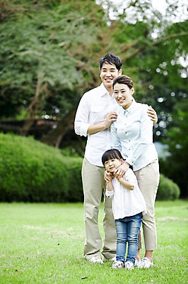 포토 JPG 주간 전신 나무 식물 공원 여자 남자 딸 행복 어린이 여행 가족 엄마 휴가 가족여행 한국 서기 미소 웃음 사람 소녀 잔디 성인 야외 아웃포커스 세명 30대 제주도 소풍 화목 산책 유치원생 한국인 자녀 아빠 숲속 숲 가족사진 비자림 국내포토 자연요소 공공시설 감정 아시아 컨셉 관계 모션 휴식 촬영기법 표정 동양인 장년 야외활동 파일형식 단체사진