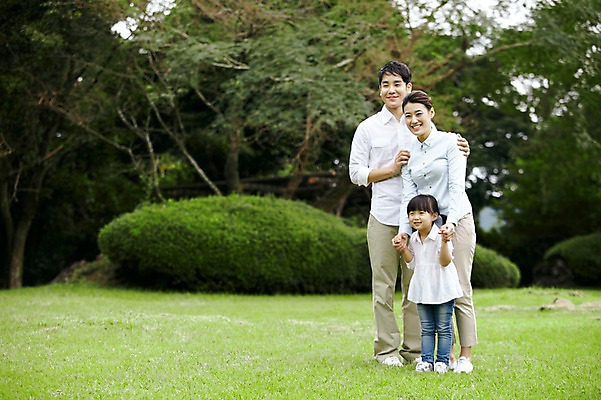 포토 JPG 주간 전신 나무 식물 공원 여자 남자 딸 행복 어린이 여행 가족 엄마 휴가 가족여행 한국 서기 미소 웃음 사람 소녀 잔디 성인 야외 세명 30대 제주도 소풍 화목 산책 유치원생 한국인 자녀 아빠 숲속 숲 가족사진 비자림 국내포토 자연요소 공공시설 감정 아시아 컨셉 관계 모션 휴식 표정 동양인 장년 야외활동 파일형식 단체사진
