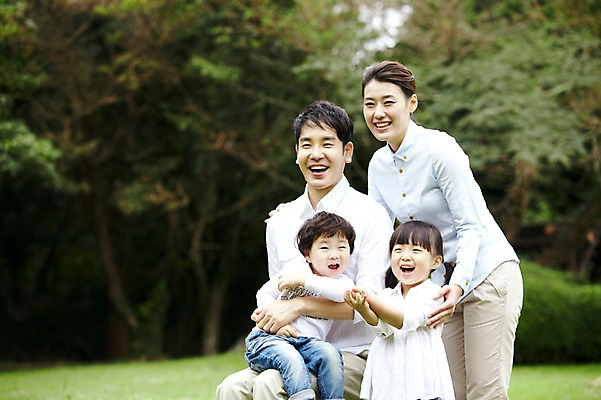 포토 JPG 주간 나무 식물 공원 여자 남자 딸 행복 아들 어린이 여행 다수 가족 안기 엄마 휴가 가족여행 한국 남매 서기 미소 웃음 사람 앉기 소녀 소년 잔디 여러명 성인 야외 아웃포커스 30대 제주도 소풍 화목 산책 유치원생 한국인 자녀 아빠 숲속 숲 가족사진 비자림 국내포토 자연요소 공공시설 감정 아시아 컨셉 관계 모션 휴식 촬영기법 표정 동양인 장년 야외활동 파일형식 단체사진