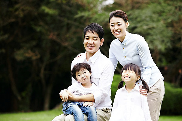 포토 JPG 주간 나무 식물 공원 여자 남자 딸 행복 아들 어린이 여행 다수 가족 안기 엄마 휴가 가족여행 한국 남매 서기 미소 웃음 사람 앉기 소녀 소년 잔디 여러명 성인 야외 아웃포커스 30대 제주도 소풍 화목 산책 유치원생 한국인 자녀 아빠 숲속 숲 가족사진 비자림 국내포토 자연요소 공공시설 감정 아시아 컨셉 관계 모션 휴식 촬영기법 표정 동양인 장년 야외활동 파일형식 단체사진