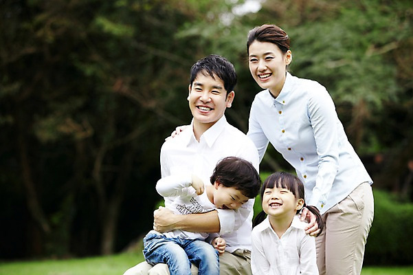 포토 JPG 주간 나무 식물 공원 여자 남자 딸 행복 아들 어린이 여행 다수 가족 안기 엄마 휴가 가족여행 한국 남매 서기 미소 웃음 사람 앉기 소녀 소년 잔디 여러명 성인 야외 아웃포커스 30대 제주도 소풍 화목 산책 유치원생 한국인 자녀 아빠 숲속 숲 가족사진 비자림 국내포토 자연요소 공공시설 감정 아시아 컨셉 관계 모션 휴식 촬영기법 표정 동양인 장년 야외활동 파일형식 단체사진