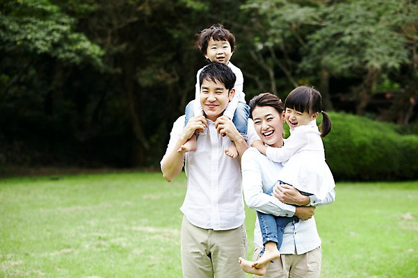 포토 JPG 주간 나무 식물 공원 여자 남자 딸 행복 아들 어린이 여행 다수 가족 안기 엄마 휴가 가족여행 한국 남매 서기 미소 웃음 사람 소녀 소년 잔디 여러명 성인 야외 아웃포커스 30대 제주도 소풍 화목 산책 유치원생 한국인 자녀 목말 아빠 숲속 숲 비자림 국내포토 자연요소 공공시설 감정 아시아 컨셉 관계 모션 휴식 촬영기법 표정 동양인 장년 야외활동 파일형식