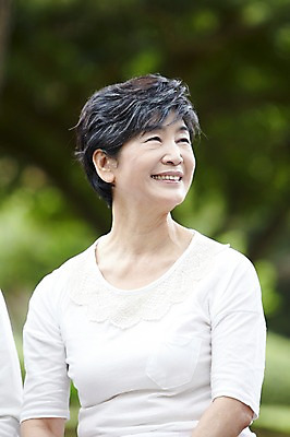 포토 JPG 주간 나무 식물 라이프스타일 응시 공원 여자 노년 행복 할머니 여행 가족 휴가 가족여행 한국 한명 미소 웃음 사람 앉기 동양인 상반신 야외 아웃포커스 실버라이프 제주도 소풍 화목 산책 한국인 60대 숲속 숲 비자림 여자만 여자한명만 노인만 노인여자만 노인여자한명만 국내포토 자연요소 1 시선 공공시설 감정 아시아 컨셉 관계 모션 휴식 촬영기법 표정 인종 성인 생활 야외활동 성인만 파일형식