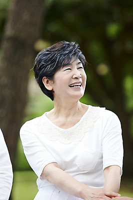 포토 JPG 주간 나무 식물 라이프스타일 응시 공원 여자 노년 행복 할머니 여행 가족 휴가 가족여행 한국 한명 미소 웃음 사람 앉기 동양인 상반신 야외 아웃포커스 실버라이프 제주도 소풍 화목 산책 한국인 60대 숲속 숲 비자림 여자만 여자한명만 노인만 노인여자만 노인여자한명만 국내포토 자연요소 1 시선 공공시설 감정 아시아 컨셉 관계 모션 휴식 촬영기법 표정 인종 성인 생활 야외활동 성인만 파일형식
