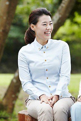 포토 JPG 주간 나무 식물 라이프스타일 응시 공원 여자 행복 여행 가족 휴가 가족여행 한국 한명 미소 웃음 사람 앉기 동양인 성인 야외 아웃포커스 30대 제주도 소풍 화목 산책 한국인 숲속 숲 비자림 나무의자 여자만 여자한명만 성인여자만 성인한명만 성인여자한명만 장년만 장년여자만 장년여자한명만 성인만 국내포토 자연요소 1 시선 공공시설 감정 아시아 컨셉 의자 관계 모션 휴식 촬영기법 표정 인종 생활 목재 장년 야외활동 파일형식