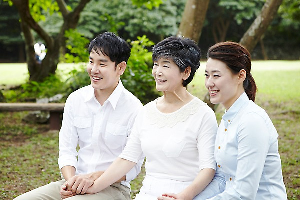 포토 JPG 주간 나무 식물 라이프스타일 응시 공원 여자 노년 남자 딸 행복 아들 할머니 여행 가족 엄마 휴가 가족여행 한국 미소 웃음 사람 앉기 동양인 잔디 상반신 야외 세명 30대 부모 제주도 소풍 화목 산책 한국인 자녀 60대 숲속 숲 며느리 비자림 사위 국내포토 자연요소 시선 공공시설 감정 아시아 컨셉 관계 모션 휴식 표정 인종 성인 생활 장년 야외활동 파일형식