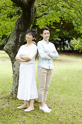 포토 JPG 주간 전신 나무 식물 라이프스타일 응시 공원 여자 노년 딸 행복 할머니 여행 포즈 가족 모녀 엄마 휴가 가족여행 한국 서기 사람 동양인 잔디 성인 야외 두명 30대 부모 제주도 소풍 팔짱 화목 산책 한국인 자녀 60대 숲속 숲 며느리 비자림 여자만 국내포토 자연요소 시선 공공시설 감정 아시아 컨셉 관계 모션 휴식 인종 생활 장년 야외활동 파일형식