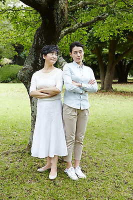 포토 JPG 주간 전신 나무 식물 라이프스타일 응시 공원 여자 노년 딸 행복 할머니 여행 포즈 가족 모녀 엄마 휴가 가족여행 한국 서기 사람 동양인 잔디 성인 야외 두명 30대 부모 제주도 소풍 팔짱 화목 산책 한국인 자녀 60대 숲속 숲 며느리 비자림 여자만 국내포토 자연요소 시선 공공시설 감정 아시아 컨셉 관계 모션 휴식 인종 생활 장년 야외활동 파일형식