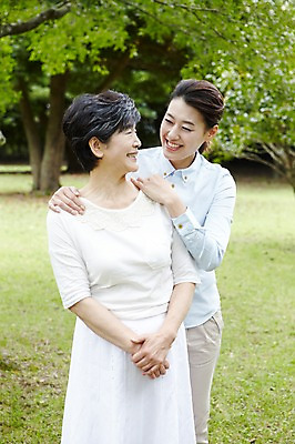 포토 JPG 주간 나무 식물 라이프스타일 공원 여자 노년 딸 행복 할머니 여행 가족 안기 포옹 모녀 엄마 휴가 가족여행 한국 서기 미소 웃음 사람 동양인 잔디 성인 야외 두명 30대 부모 제주도 소풍 마주보기 화목 산책 한국인 자녀 60대 숲속 숲 며느리 비자림 여자만 국내포토 자연요소 공공시설 감정 아시아 컨셉 관계 모션 휴식 표정 인종 생활 장년 야외활동 파일형식