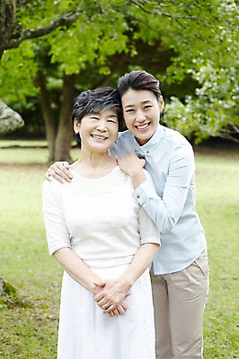 포토 JPG 주간 나무 식물 라이프스타일 공원 여자 노년 딸 행복 할머니 여행 가족 안기 포옹 모녀 엄마 휴가 가족여행 한국 서기 미소 웃음 사람 동양인 잔디 성인 야외 두명 30대 부모 제주도 소풍 화목 산책 한국인 자녀 60대 숲속 숲 며느리 비자림 여자만 국내포토 자연요소 공공시설 감정 아시아 컨셉 관계 모션 휴식 표정 인종 생활 장년 야외활동 파일형식