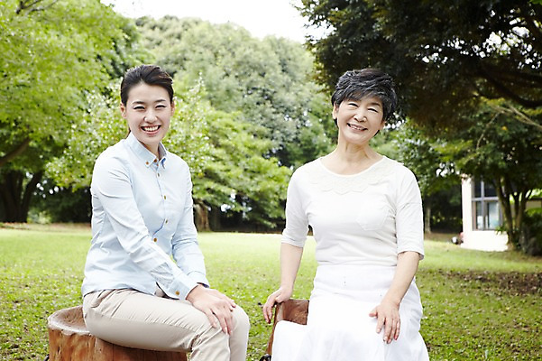 포토 JPG 주간 나무 식물 라이프스타일 공원 여자 노년 딸 행복 할머니 여행 가족 모녀 엄마 휴가 가족여행 한국 미소 웃음 사람 앉기 동양인 잔디 성인 야외 두명 30대 부모 제주도 소풍 화목 산책 한국인 자녀 60대 숲속 숲 며느리 비자림 나무의자 여자만 국내포토 자연요소 공공시설 감정 아시아 컨셉 의자 관계 모션 휴식 표정 인종 생활 목재 장년 야외활동 파일형식