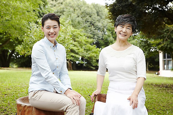 포토 JPG 주간 나무 식물 라이프스타일 공원 여자 노년 딸 행복 할머니 여행 가족 모녀 엄마 휴가 가족여행 한국 미소 웃음 사람 앉기 동양인 잔디 성인 야외 두명 30대 부모 제주도 소풍 화목 산책 한국인 자녀 60대 숲속 숲 며느리 비자림 나무의자 여자만 국내포토 자연요소 공공시설 감정 아시아 컨셉 의자 관계 모션 휴식 표정 인종 생활 목재 장년 야외활동 파일형식