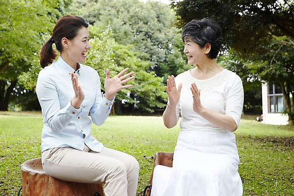 포토 JPG 주간 나무 식물 라이프스타일 공원 여자 노년 딸 행복 할머니 여행 가족 모녀 엄마 휴가 가족여행 한국 미소 웃음 사람 앉기 동양인 잔디 성인 야외 두명 30대 부모 제주도 소풍 마주보기 화목 산책 한국인 자녀 60대 손뼉 숲속 숲 박수 며느리 비자림 나무의자 여자만 국내포토 자연요소 공공시설 감정 아시아 컨셉 의자 관계 모션 휴식 표정 인종 손짓 생활 목재 장년 야외활동 파일형식