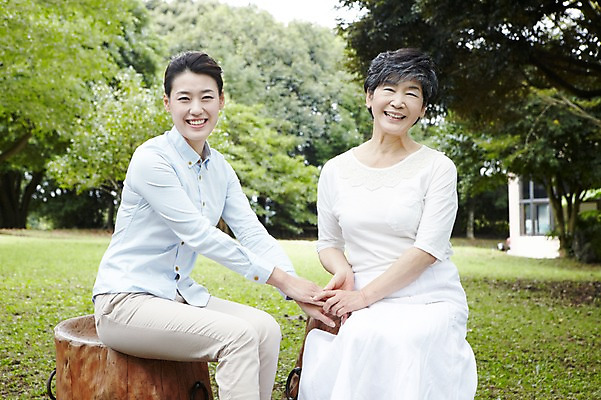 포토 JPG 주간 나무 식물 라이프스타일 공원 여자 노년 딸 행복 할머니 여행 가족 모녀 엄마 휴가 가족여행 한국 미소 웃음 사람 앉기 동양인 잔디 성인 야외 두명 30대 부모 제주도 소풍 손잡기 화목 산책 한국인 자녀 60대 숲속 숲 며느리 비자림 나무의자 여자만 국내포토 자연요소 공공시설 감정 아시아 컨셉 의자 관계 모션 휴식 표정 인종 생활 목재 장년 야외활동 파일형식