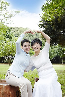 포토 JPG 주간 나무 식물 구름 라이프스타일 공원 여자 노년 딸 행복 할머니 여행 가족 모션 하늘 모녀 엄마 휴가 가족여행 한국 사랑 미소 웃음 사람 앉기 동양인 손짓 잔디 성인 야외 두명 30대 부모 제주도 소풍 화목 산책 한국인 자녀 하트 60대 숲속 숲 며느리 비자림 나무의자 여자만 국내포토 자연요소 모양 공공시설 감정 아시아 컨셉 의자 관계 휴식 표정 인종 생활 목재 장년 야외활동 파일형식