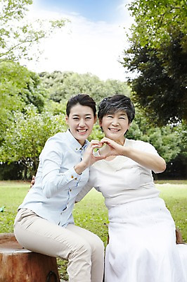 포토 JPG 주간 나무 식물 구름 라이프스타일 공원 여자 노년 딸 행복 할머니 여행 가족 모션 하늘 모녀 엄마 휴가 가족여행 한국 사랑 미소 웃음 사람 앉기 동양인 손짓 잔디 성인 야외 두명 30대 부모 제주도 소풍 화목 산책 한국인 자녀 하트 60대 숲속 숲 며느리 비자림 나무의자 여자만 국내포토 자연요소 모양 공공시설 감정 아시아 컨셉 의자 관계 휴식 표정 인종 생활 목재 장년 야외활동 파일형식