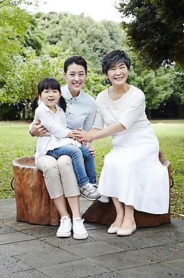 포토 JPG 주간 전신 나무 식물 라이프스타일 공원 여자 노년 행복 할머니 어린이 여행 가족 안기 엄마 휴가 손녀 가족여행 한국 미소 웃음 사람 앉기 동양인 소녀 잔디 성인 야외 세명 30대 부모 제주도 소풍 화목 산책 한국인 자녀 60대 숲속 숲 며느리 비자림 나무의자 여자만 국내포토 자연요소 공공시설 감정 아시아 컨셉 의자 관계 모션 휴식 표정 인종 생활 목재 장년 야외활동 손주 파일형식