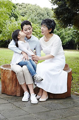 포토 JPG 주간 전신 나무 식물 라이프스타일 공원 여자 노년 행복 할머니 어린이 여행 가족 안기 엄마 휴가 손녀 가족여행 키스 한국 미소 웃음 사람 앉기 동양인 소녀 잔디 성인 야외 세명 30대 부모 제주도 소풍 화목 산책 한국인 자녀 60대 숲속 숲 며느리 비자림 나무의자 여자만 국내포토 자연요소 공공시설 감정 아시아 컨셉 의자 관계 모션 휴식 표정 인종 생활 목재 장년 야외활동 손주 애정표현 파일형식