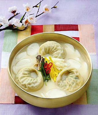 포토 JPG 스튜디오촬영 식물 그릇 접시 명절 꽃 한식 음식 새해 실내 요리 사람없음 전통음식 나뭇가지 고명 천 오브젝트 겨울음식 매화 떡국 명절음식 조각보 떡만두국 만두국 국내포토 나무 전통 식기 기념일 겨울 내부 직물 보자기_천 파일형식