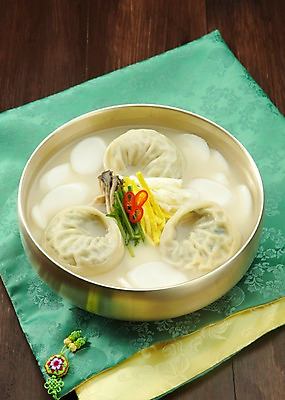 포토 JPG 스튜디오촬영 나무 그릇 접시 명절 한식 음식 새해 실내 요리 사람없음 목재 전통음식 고명 천 오브젝트 겨울음식 떡국 명절음식 떡만두국 만두국 국내포토 식물 전통 식기 기념일 겨울 재료 내부 직물 파일형식