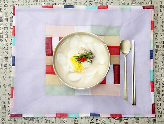 포토 JPG 스튜디오촬영 그릇 식기 접시 명절 한식 음식 젓가락 새해 수저 실내 요리 한글 사람없음 숟가락 전통음식 고명 천 오브젝트 겨울음식 떡국 명절음식 조각보 국내포토 문자 전통 기념일 겨울 내부 직물 보자기_천 파일형식