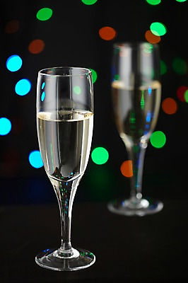 포토 JPG 스튜디오촬영 술잔 조명 잔 새해 주류 실내 사람없음 컵 빛 알코올 원형 샴페인 오브젝트 샴페인잔 보케 국내포토 도형 식기 음료 내부 파일형식