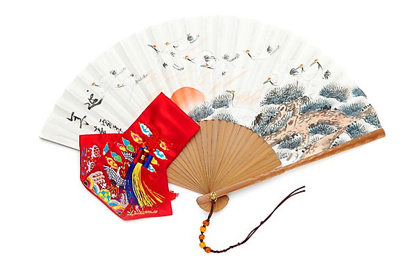 포토 JPG 스튜디오촬영 한국문화 한국전통 전통 전통문화 문화 생활용품 새해 복주머니 실내 누끼 사람없음 부채 주머니 오브젝트 색동 비단주머니 전통부채 접부채 국내포토 동양문화 전통소품 한국 내부 파일형식