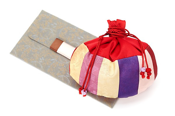 포토 JPG 스튜디오촬영 한국문화 한국전통 전통 전통문화 문화 생활용품 봉투 편지봉투 새해 복주머니 실내 누끼 사람없음 주머니 편지 오브젝트 상품권 색동 비단주머니 국내포토 동양문화 전통소품 한국 내부 파일형식