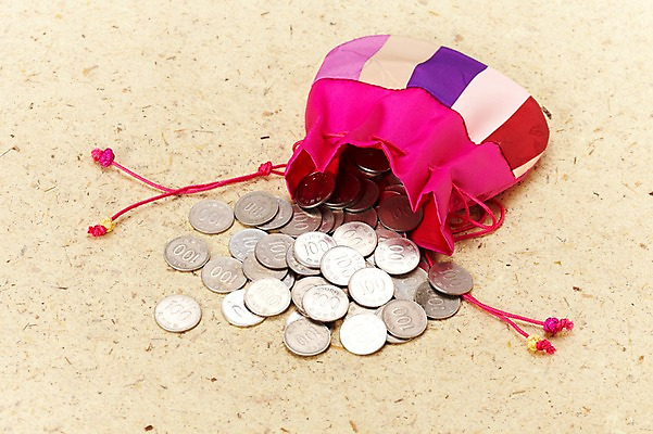 포토 JPG 스튜디오촬영 한국문화 한국전통 전통 전통문화 문화 생활용품 돈 새해 복주머니 실내 사람없음 동전 주머니 백원 오브젝트 색동 비단주머니 국내포토 동양문화 전통소품 한국 내부 재산 파일형식